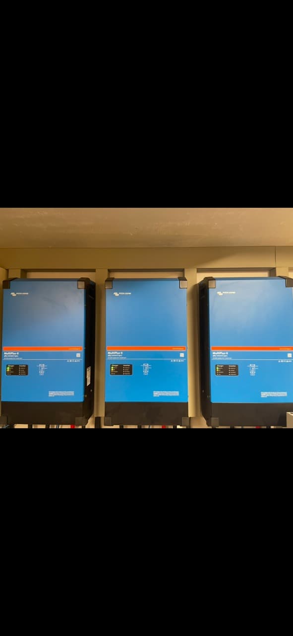 Drie Victron MultiPlus-II units frontaal