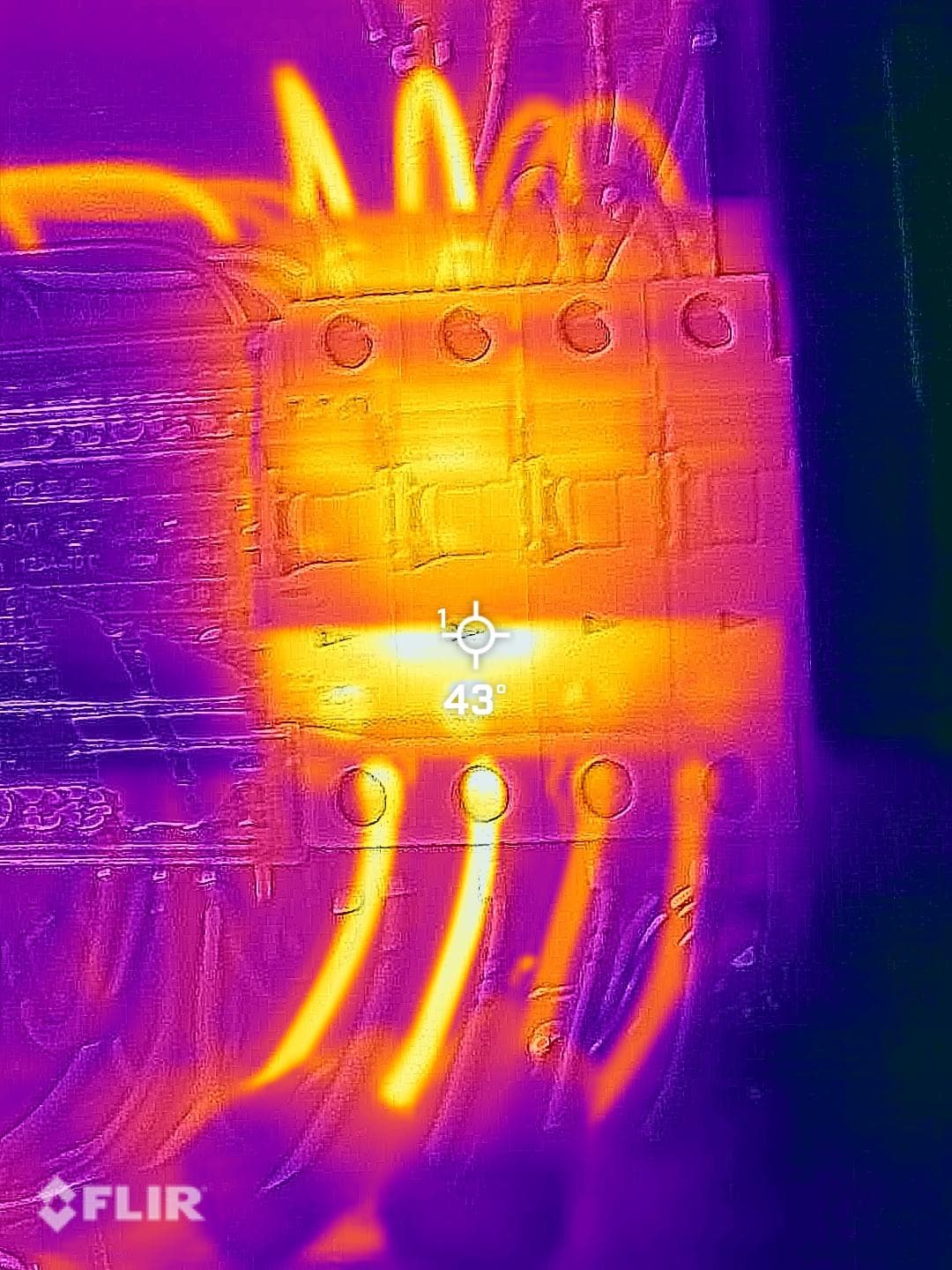 Thermografisch onderzoek van een groepenkast met een FLIR warmtebeeldcamera
