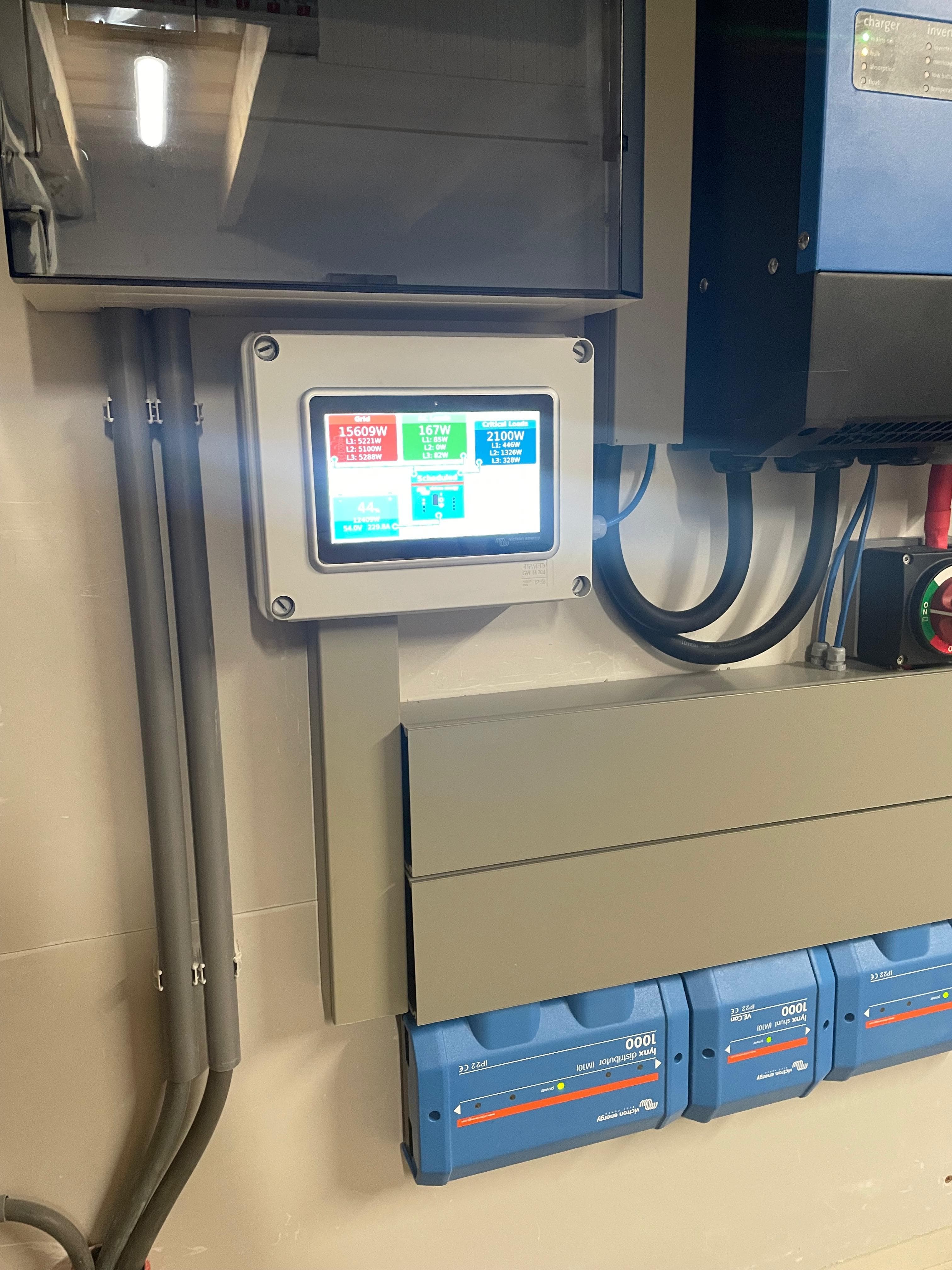Victron GX touchscreen met live energiestromen van de installatie