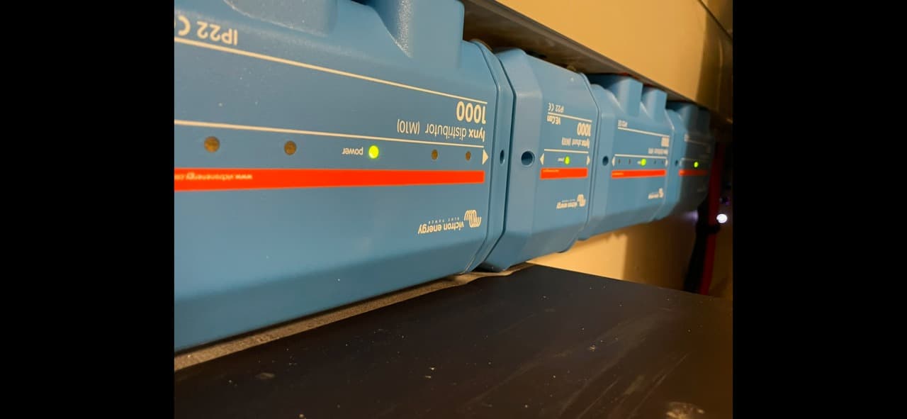 Rij Victron Lynx distributors in een energiesysteem