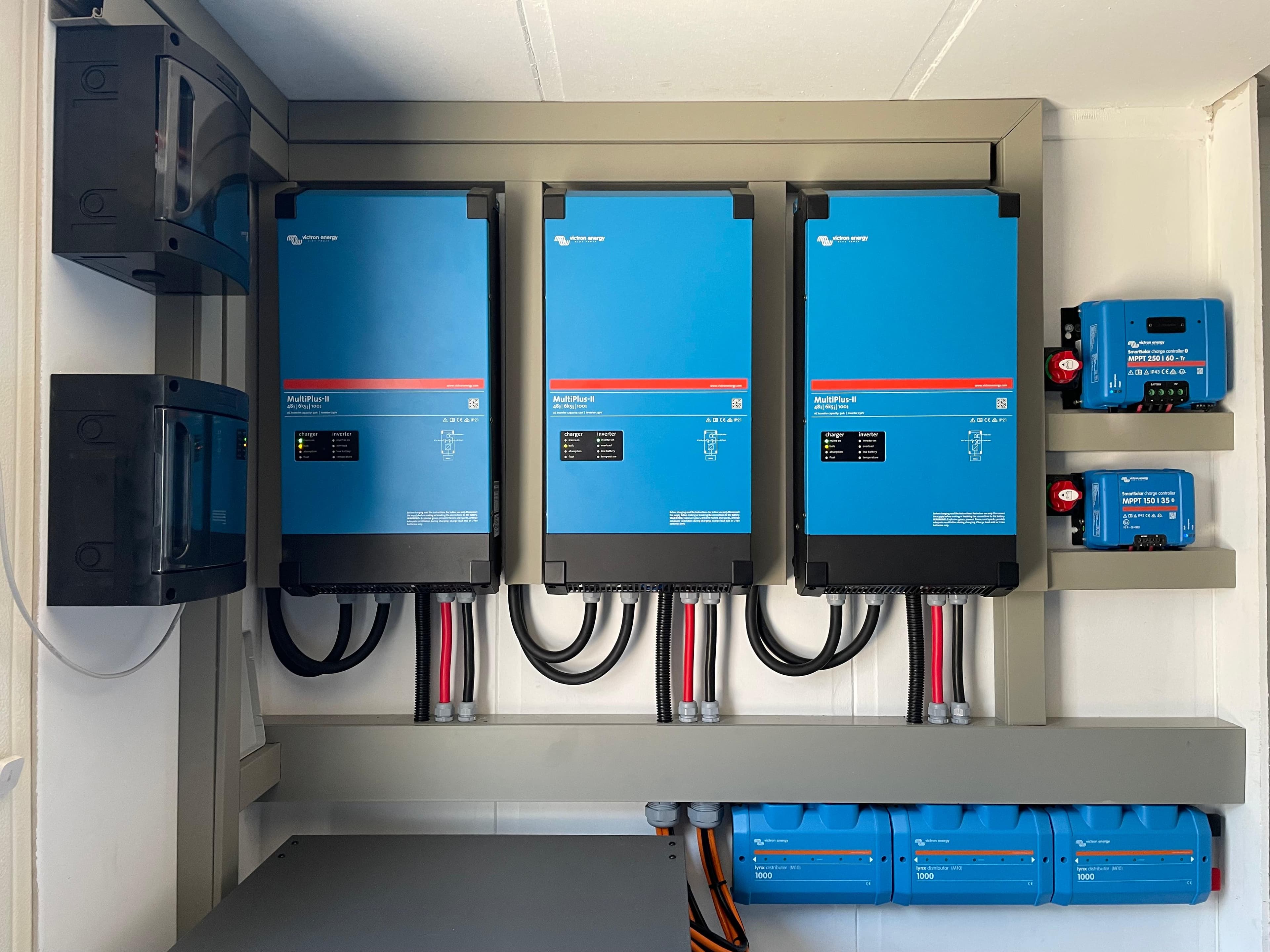 Victron Energy installatie met MultiPlus-II omvormers en MPPT laadregelaars